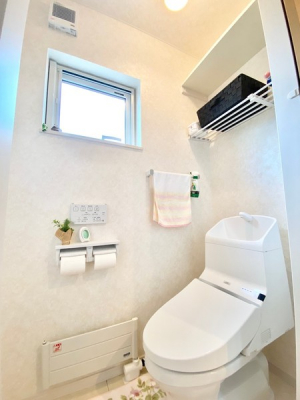 トイレ　温水洗浄便座付きで暖房もあり、快適にお使い頂けます。