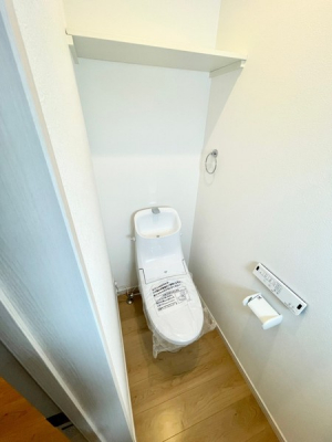 トイレ　トイレは一体型の温水洗浄タイプ