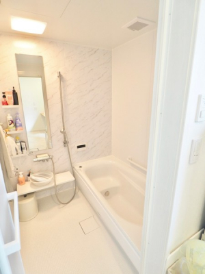 浴室　追い焚き付きの一坪バスタイプ。ゆったりくつろげます。シャワーの高さも無段階で変えれて便利です！