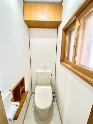 トイレ　収納もあり温水洗浄便座付きのトイレ