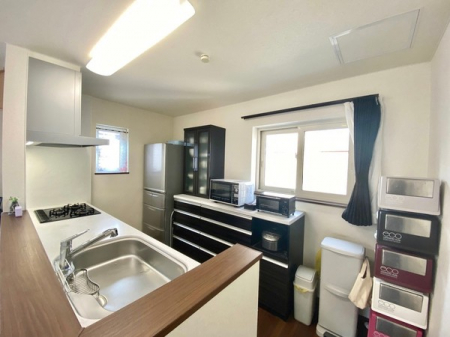 キッチン　キッチン背面には冷蔵庫や食器棚を置くのに十分なスペースがあります。