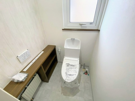 トイレ　トイレ用品を十分に保管可能な収納棚付きです！