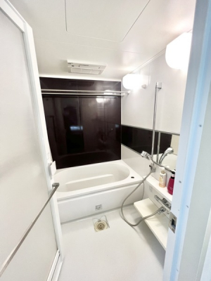 浴室　Rinnai製浴室暖房乾燥機付きのユニットバスです。洗濯物感想はもちろん、暖房と涼風がマイナスイオンとともに放出されるため一年中快適に入浴をお楽しみいただけます。