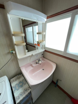 洗面台・洗面所　洗面所も大きな窓があり、換気もしやすいです