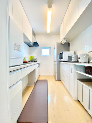 キッチン　白のデザインが明るいキッチンには、収納量のあるカップボードやダストボックスを収納するスペースもございます。
お手入れが楽で人気なIHコンロが備え付けられております。
