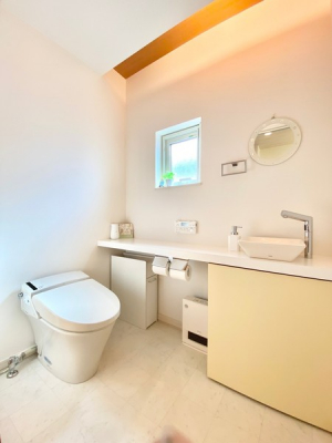 トイレ　バリアフリー仕様の2階トイレには、手洗いスペースや収納もございます。