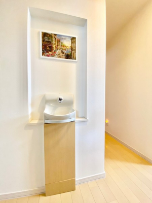 洗面台・洗面所　1階のトイレ前には手洗いスペース。コロナ渦でのトレンドも抑えた衛生的で嬉しいポイントです。