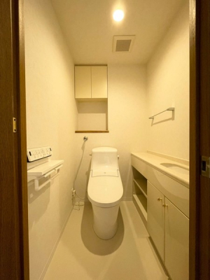 トイレ　収納棚もあり、整理整頓がしやすいです。広さも十分にありゆとりをもってご使用いただけます！
