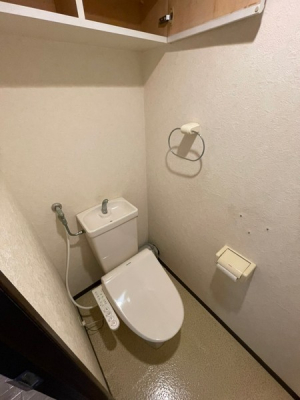 トイレ　収納スペース付きのトイレ
