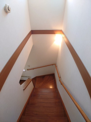その他　吹き抜けが開放的な階段
2階天井まで吹き抜けあり！
手すりが付いていて昇り降りも安心です♪階段下には収納スペースもあります！