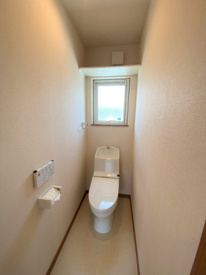 トイレ　２階にもトイレがあり、朝の渋滞も軽減
