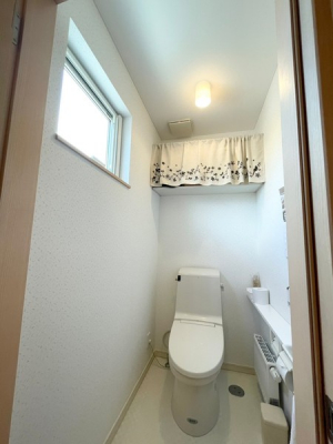 トイレ　トイレはお掃除やお手入れが楽なタンク一体型タイプ。窓付ですので明るく、換気も出来ます。