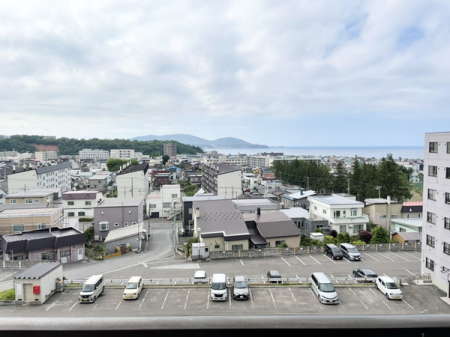 住戸からの眺望写真　オーシャンビューもこのマンションのおすすめポイントです。リビングから小樽の海を臨めます。