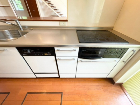 キッチン　家事が楽になる食洗機に、小さなお子様が居ても安心のIHクッキングヒーター