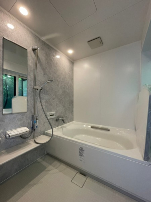 浴室　グレーのアクセントパネルが特徴の浴室