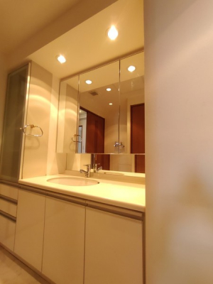 洗面台・洗面所　洗面化粧台は3面鏡タイプ。鏡を開けると裏側にはたっぷりと収納スペースがあります。