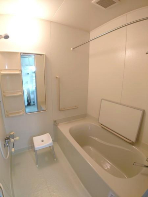 洗面台・洗面所　広々とした洗面脱衣場はパイプ・窓付きで室内干しにも対応