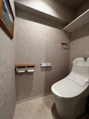 トイレ　トイレのクロスの色合いは落ち着いた色味が特徴の空間です。