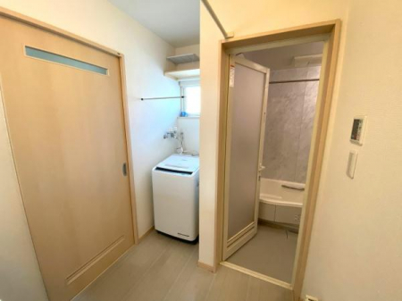 洗面台・洗面所　洗濯機スペースには棚も付いており備品関係の収納も可能
