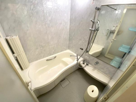 浴室　乾燥・暖房・涼風付きの一坪バスはゆったり足を伸ばして入浴可能、シャワーはスライドバータイプで高さを自在に調整可能