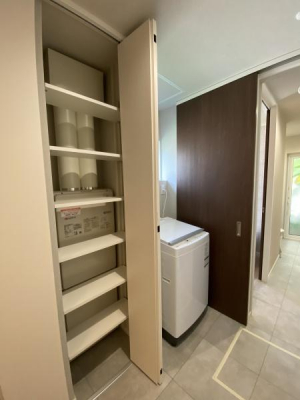 収納　脱衣所は、給湯器を収納内部に格納しており、広々と使用可能です。