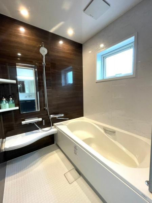 浴室　窓付きの一坪バスタイプ。半身浴も楽しめる浴室です。