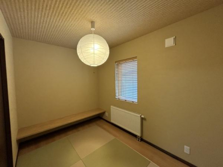 和室　伝統的な和室の雰囲気に、現代の快適さをプラス。高品質な琉球畳が足元から温もりを感じさせる空間、来客用としても最適です。