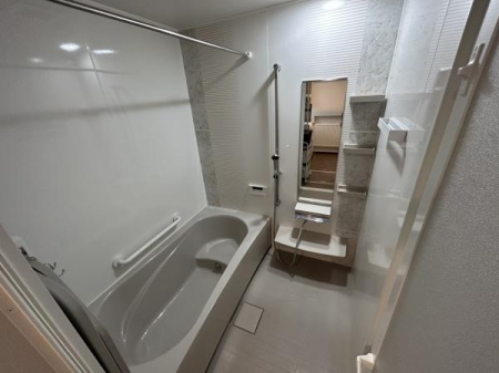 浴室　追い焚き機能付きのユニットバス　浴室も明るい印象
半身浴対応でき、リラックスできる仕様