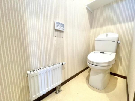 トイレ　2階にもトイレがある事で夜のトイレも階段を下りる心配がありません