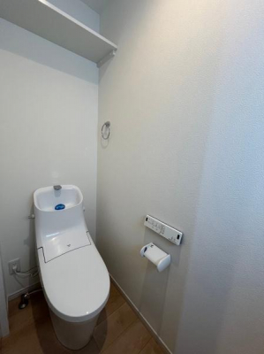 トイレ　温水洗浄便座付で、清潔感があるトイレ