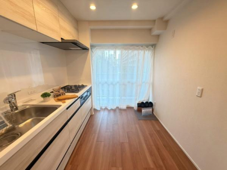 �L�b�`���@�傫�ȑ����炽���Ղ�Ǝ��R�����~�蒍���A���邢�L�b�`���ł��B�Ǌ����Ȃ��A�C�����悭�������ł��܂��B