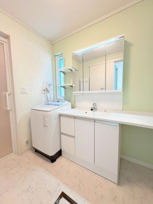 ʑEʏ@LXƂTj^[Xy[XłBʑ䉡̍ƃXy[XLXƂĐ󕨒uȂǂɂp܂B
