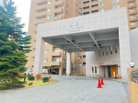 �G���g�����X�@�s�S�ɂӂ��킵���d���ȎԊ񂹃G���g�����X�B�Z�܂������㎿�Ɍ}�����Ԃł��B