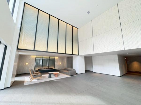 GgX@Ĵw̕ƃGgXz[BGgXz[̉̓\t@ƃe[uzEWɂȂĂAdCgF̉ɖԂo܂B