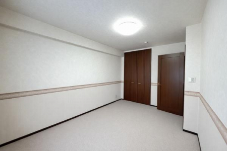 �m���@��8���̍L�����m�ۂ�����Q���B�J�[�y�b�g�͓\�֍ςŁA�������̂��闎����������Ԃł��B�x�b�h��Ƌ�z�u�����₷���A�������Ƃ��x�݂��������܂��B