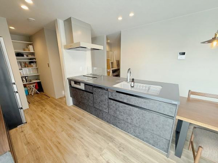 �L�b�`���@�L�X�Ƃ����A�C�����h�L�b�`���B�H��@�EIH�����ŉƎ��������オ��܂��B���ɂ̓p���g���[��z�u���A���[�͂��m�ہB�Ƒ��ŗ������y���߂��Ԃł��B