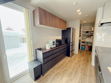 �L�b�`���@�Ɠd���[�J�E���^�[�Ƒ�^�①�ɃX�y�[�X���m�ہB�Ƒ��̐H�ނ���p�i����������Ǘ��ł�����p�I�ȊԎ��ł��B
