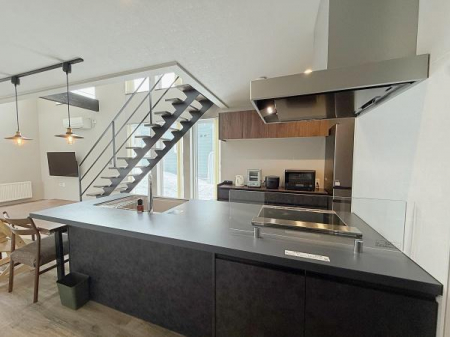 �L�b�`���@���ʂ��̗ǂ��A�C�����h�^�L�b�`���B���r���O�E�_�C�j���O�E�K�i�����n����z�u�ŁA�Ƒ��̋C�z���������܂��BIH�����ň��S���ɂ��z�������݌v�ł��B