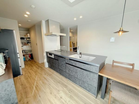 �L�b�`���@�g���₷����V�����̃L�b�`���B�p���g���[�ւ̃A�N�Z�X���ǂ��A�H�ފǗ��������I�B�A�C�����h�^�ŉƑ��Ƃ̃R�~���j�P�[�V���������Ȃ��璲���ł��܂��B