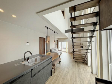 �L�b�`���@�J���I�ȃ����t���ALDK�B�傫�ȑ����玩�R�����������ޖ��邢��ԁB�A�C�����h�^�L�b�`���ŗ������y�����B�s��I�ȃf�U�C�������͂ł��B