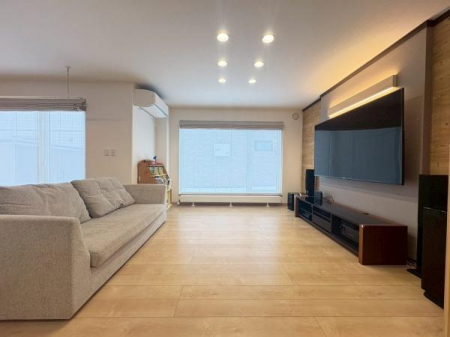 ���r���O�@�ǈ�ʂɂ������ꂽ�V�R�؂̂悤�ȉ����肠��p�l���ƁA�D��������ԐڏƖ������������N��̃��r���O�����o�B��ɂ̓V�A�^�[���[���̂悤�ȗ������������͋C���y���߂܂��B