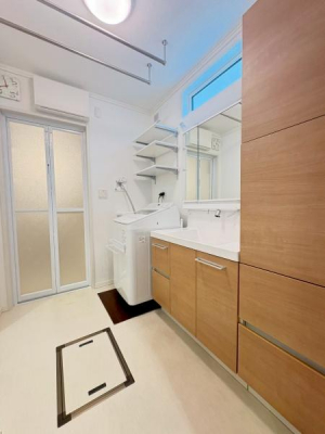 ���ʑ�E���ʏ��@���ʑ䉡�ɐݒu���ꂽ�V�䍂�̑�^���l���ɂ����́B�Ƒ��S���̃^�I���⒅�ւ��A�X�g�b�N�i�܂ŃX�b�L�����܂�܂��B���I�������A�U�炩�肪���Ȑ�������ɐ��������ӂ���ԂɕۂĂ�A���[�����̏Z�܂��ł��B