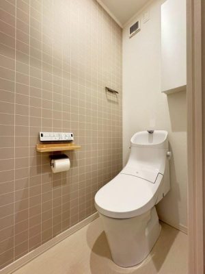 �g�C���@�QF�ɂ��g�C���������ĕ֗��ł��B�����݂̂���x�[�W���̃^�C�����N���X�Ɩؐ��J�E���^�[�����a����A�������ꂽ�f�U�C���B������Ƃ����N���[���ȋ�ԂŁA�����̉��C�Ȃ��ЂƂƂ���S�n�悭�B