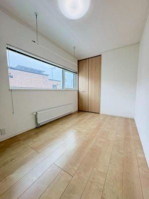 �m���@�����肠��t���[�����O�Ɣ��ǂ����a����A���������ӂ��m���ł��B�N���[�[�b�g�����ŁA���q�l�������̕����Ƃ��Ă��œK�B�傫�ȑ����璍�����R�����A�����̕�炵�𖾂邭���₩�ɕ�ݍ���ł���܂��B