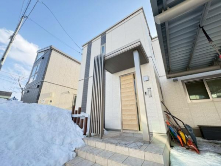 ���ց@�ؖڒ��̌��փh�A�ƁA�X�^�C���b�V���ȏc�i�q�̖ډB�����[�o�[����ۓI�ȃA�v���[�`�B�f�U�C�����̍����͂������A�ʂ肩��̎�������悭�Ղ�A�v���C�o�V�[�����܂��B�����̏o���肪�y�����Ȃ錺�ւł��B