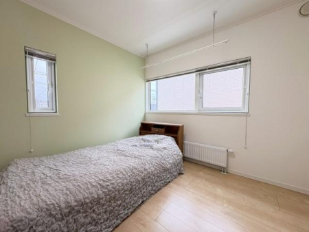 �m���@�_�炩�ȃO���[���̕ǎ����A����̔���D�������₷�i�`�������ȋ�Ԃ����o�B���邢�ؖڒ��̃t���A�Ƒ��܂��āA�k���X�^�C���̂悤�Ȑ��������ӂ��S�n�悢�����񋟂��܂��B