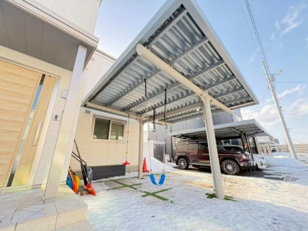 ���ԏ�@�L�X�Ƃ����J�[�|�[�g�́A���ԃX�y�[�X�Ƃ��Ă����łȂ��A�J���̓��ɂ��q�l���V�ׂ锼���O�X�y�[�X�Ƃ��Ă��劈��I��v�ȗ��𗘗p���ėV���ݒu����΁A�V����킸���Ƒ��Ŋy�����߂������ԂɂȂ�܂��B