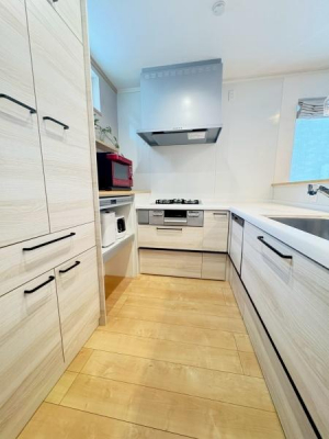 �L�b�`���@�z���C�g�œ��ꂳ�ꂽ���������ӂ��L�b�`���B��ƃX�y�[�X���L���A�Ƒ��ƑΘb���Ȃ��炨�������y���߂�I�[�v���^�C�v�ł��B�w�ʂ̑�^�J�b�v�{�[�h�Ȃǎ��[���[�����A��ɃX�b�L���Ƃ�����Ԃ�ۂĂ܂��B