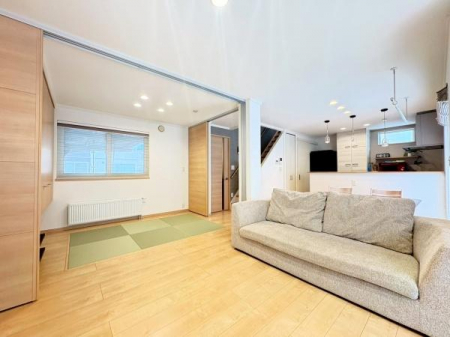 ���r���O�@�L�X�Ƃ������r���O�́A�d�؂�̂Ȃ���R�[�i�[�ƌq����A���|�I�ȊJ���������o���܂��B�L�b�`��������S�̂����n���邽�߁A�����������Ƒ��Ƃ̉�b���e�ށA�J����ޒ��S�I�ȑ��݂ƂȂ邨�����ł��B