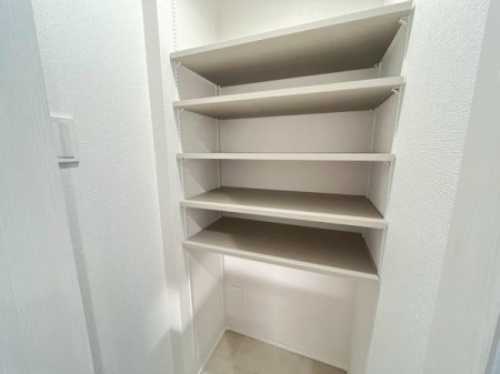 ���ց@���։��ɉ��I�t�����[����B�C��A�E�g�h�A�p�i�Ȃǂ𐮗��ł��A�g������̗ǂ���Ԃł��B